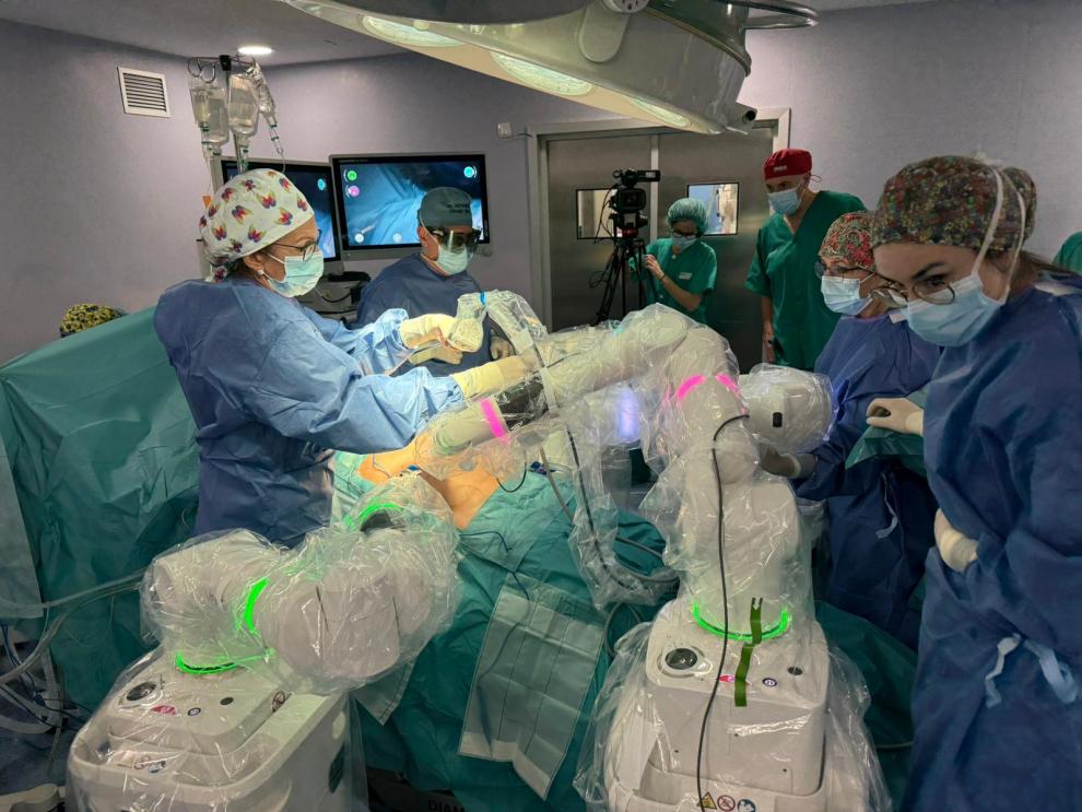 El hospital de Teruel retransmite una operación con robótica El hospital de Teruel retransmite una operación con robótica