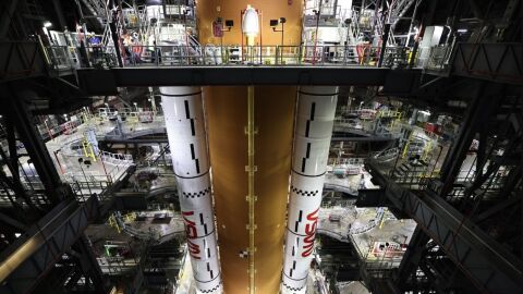El cohete de la misi&oacute;n Artemis II toma forma en el hangar