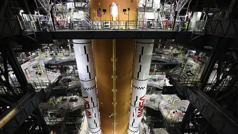 El cohete de la misión Artemis II toma forma en el hangar El cohete de la misión Artemis II toma forma en el hangar