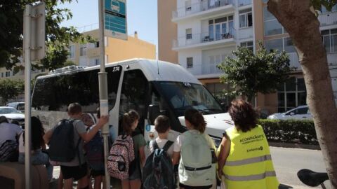 Alumnos esperando transporte escolar.
