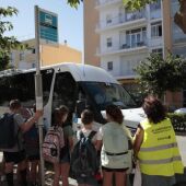 Alumnos esperando transporte escolar.