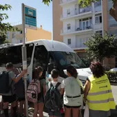Alumnos esperando transporte escolar. Alumnos esperando transporte escolar.