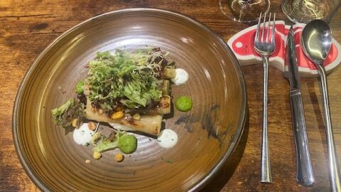 Puerros a la parrilla con burrata y vinagreta de frutos secos 