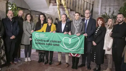 Despliegan una pancarta conmemorativa del día de lucha contra el Cáncer Despliegan una pancarta conmemorativa del día de lucha contra el Cáncer