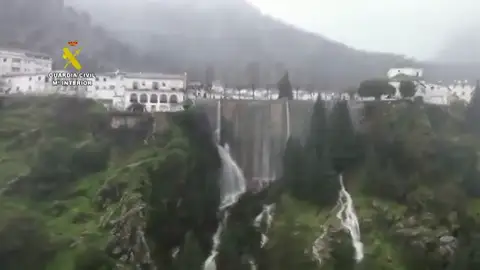 Un meteorólogo explica por qué se evacúa Grazalema: "El riesgo viene desde abajo" Un meteorólogo explica por qué se evacúa Grazalema: "El riesgo viene desde abajo"