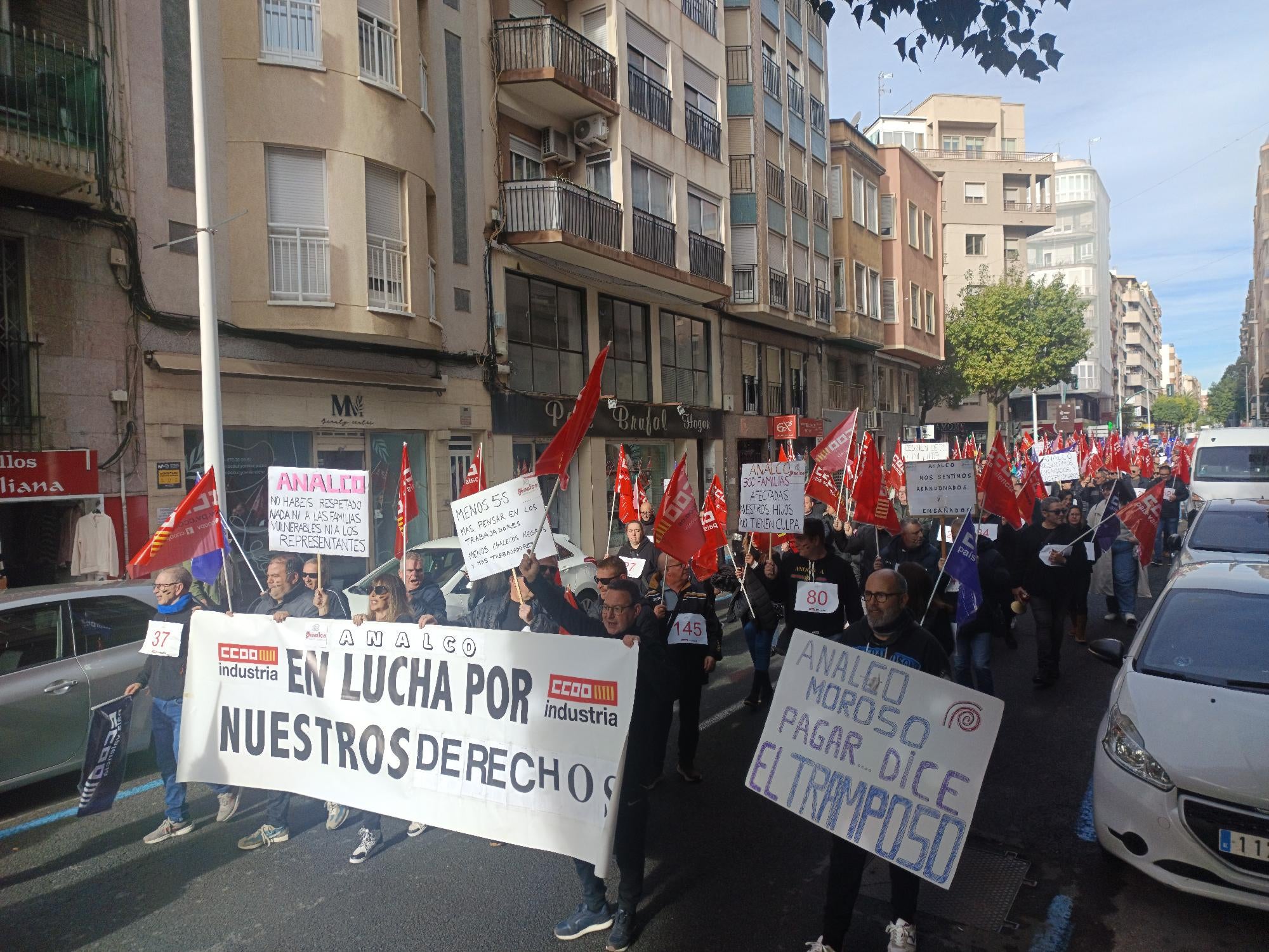Más de 400 trabajadores afectados por despidos colectivos en los últimos meses se manifiestan en Elche Más de 400 trabajadores afectados por despidos colectivos en los últimos meses se manifiestan en Elche