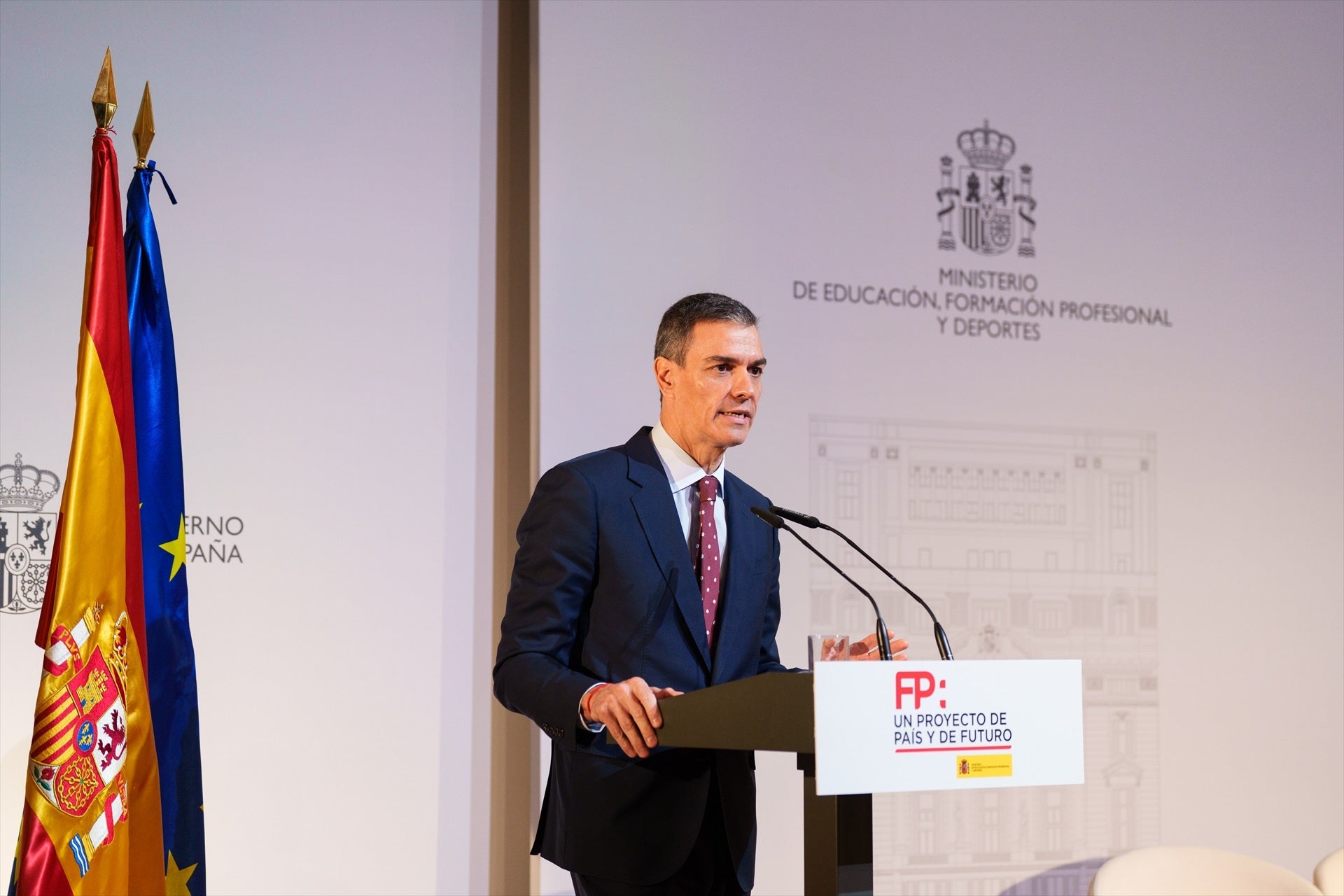 Tertulia: Al presidente se le ha quedado pequeña España