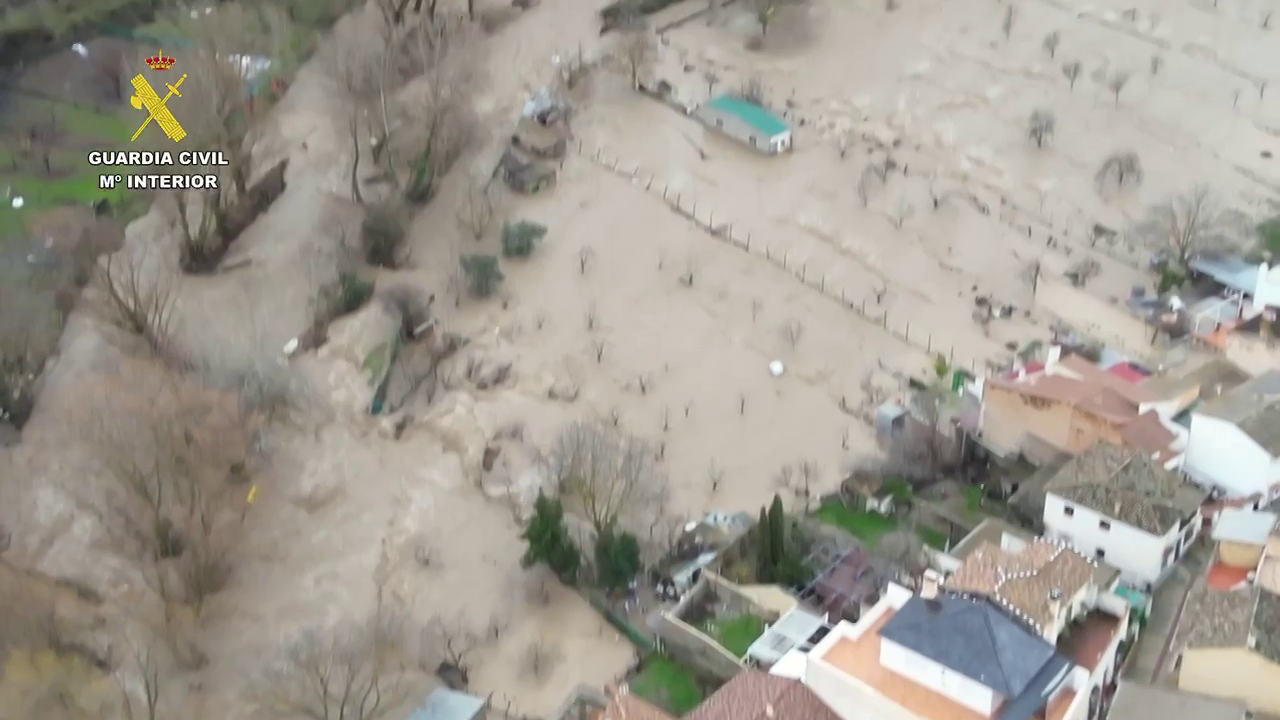 El vídeo con las imágenes aéreas de la increíble crecida del río Aguas Blancas y el desalojo de los vecinos Dúdar en Granada El vídeo con las imágenes aéreas de la increíble crecida del río Aguas Blancas y el desalojo de los vecinos Dúdar en Granada