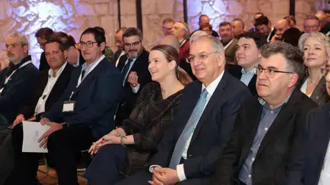 La presidenta del Govern, Marga Prohens, y el comisario de Pesca y Océanos, Costas Kadis, en Palma. La presidenta del Govern, Marga Prohens, y el comisario de Pesca y Océanos, Costas Kadis, en Palma.