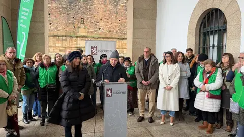 Pacientes y familiares reclaman en el Día Mundial del Cáncer en Cáceres una atención oncológica "más humana e integral" Pacientes y familiares reclaman en el Día Mundial del Cáncer en Cáceres una atención oncológica "más humana e integral"