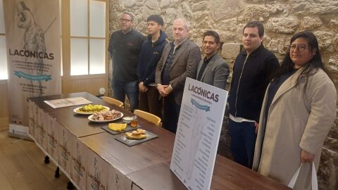 Rub&eacute;n Rey, da Taberna do Cunqueiro, primero por la izquierda, en la presentaci&oacute;n de las Lac&oacute;nidas 2026
