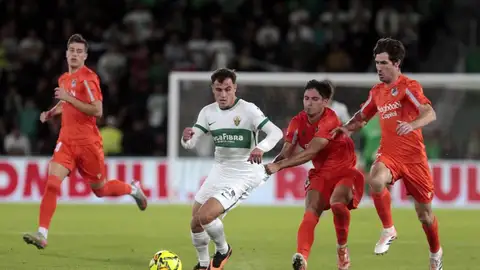 Germán Valera intenta marcharse de dos jugadores de la Real Sociedad en el choque de la primera vuelta. Germán Valera intenta marcharse de dos jugadores de la Real Sociedad en el choque de la primera vuelta.