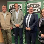 Los responsables de Bodegas Macià Batle, Tirme y Arabella Hospitality, premio Onda Cero Mallorca del Medio Ambiente, en una entrevista en Onda Cero con Elka Dimitrova y el colaborador de gastronomía, Kike Martí. Los responsables de Bodegas Macià Batle, Tirme y Arabella Hospitality, premio Onda Cero Mallorca del Medio Ambiente, en una entrevista en Onda Cero con Elka Dimitrova y el colaborador de gastronomía, Kike Martí.