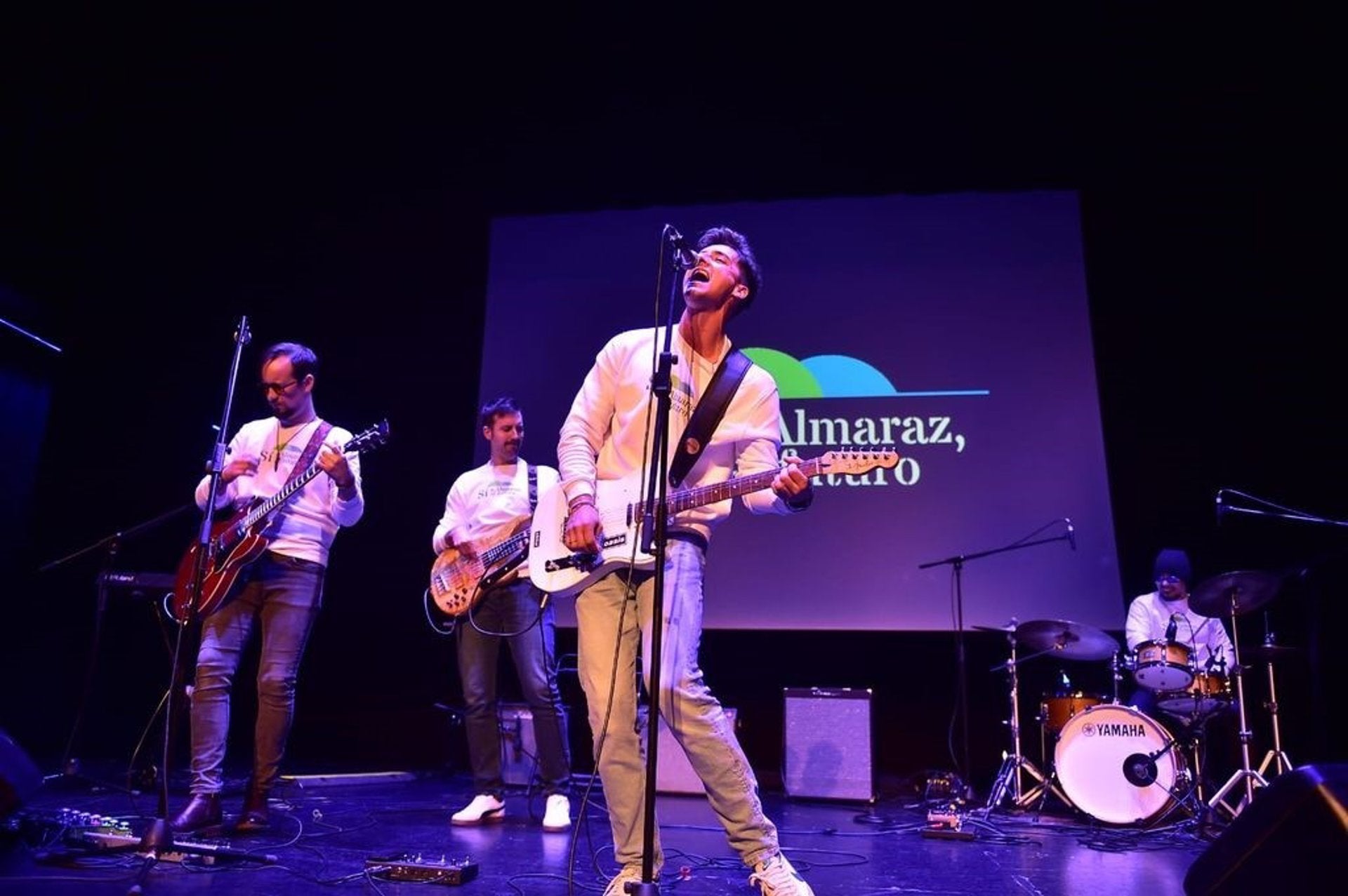 Cientos de personas viven el estreno de 'Almaraz no cierres', la canción de un grupo de empleados a favor de la central Cientos de personas viven el estreno de 'Almaraz no cierres', la canción de un grupo de empleados a favor de la central