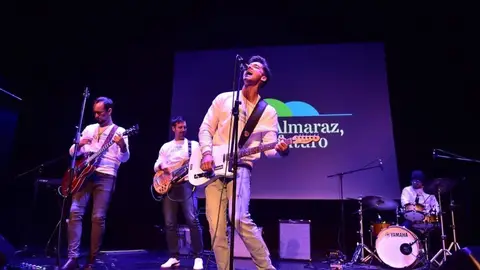 Cientos de personas viven el estreno de 'Almaraz no cierres', la canción de un grupo de empleados a favor de la central Cientos de personas viven el estreno de 'Almaraz no cierres', la canción de un grupo de empleados a favor de la central