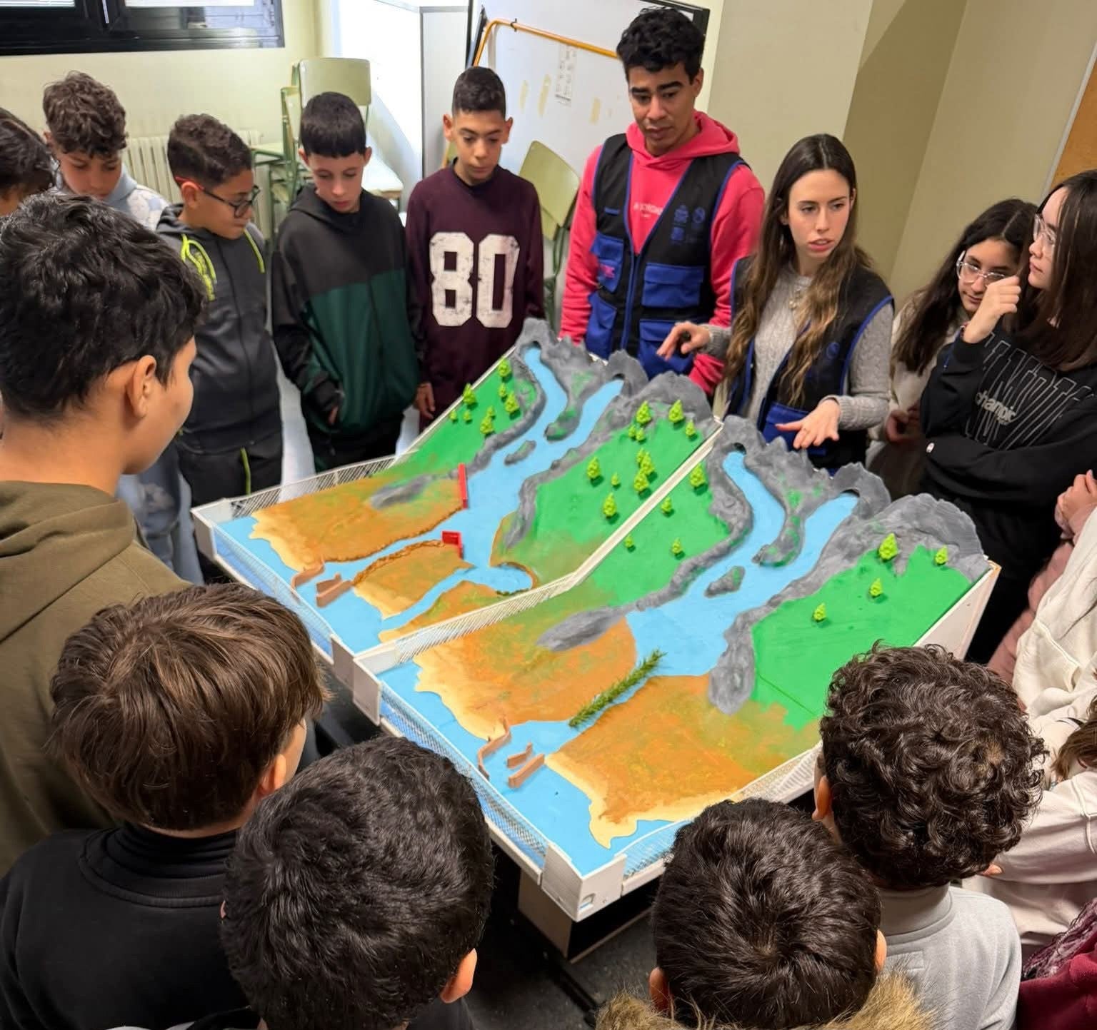 El MUDIC desarrolla talleres científicos en 46 centros escolares de la comarca para explicar la formación y efectos de una borrasca El MUDIC desarrolla talleres científicos en 46 centros escolares de la comarca para explicar la formación y efectos de una borrasca