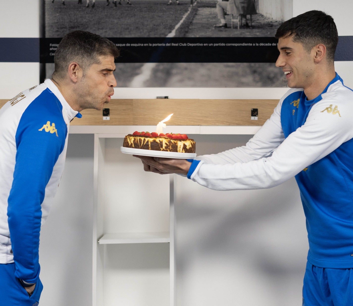 Antonio Hidalgo cumple 47 años con el regalo de Riki, pero sin el de Iker Bravo, su otro deseado para la delantera del Deportivo Antonio Hidalgo cumple 47 años con el regalo de Riki, pero sin el de Iker Bravo, su otro deseado para la delantera del Deportivo