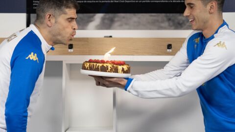 Antonio Hidalgo sopla la tarta de su 47 cumplea&ntilde;os delante de Diego Villares