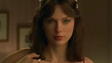 Taylor Swift en el videoclip de 'Opalite' Taylor Swift en el videoclip de 'Opalite'