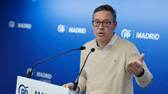El secretario general del PP de Madrid, Alfonso Serrano, comparece en rueda de prensa