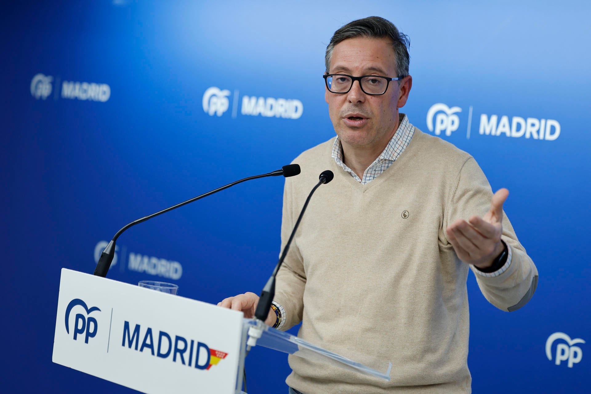 "Y tú, ¿cómo ligas?": la repregunta de Alfonso Serrano a un periodista en la comparecencia por el caso de presunto acoso en Móstoles "Y tú, ¿cómo ligas?": la repregunta de Alfonso Serrano a un periodista en la comparecencia por el caso de presunto acoso en Móstoles