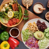 Una bandeja de alimentos saludables