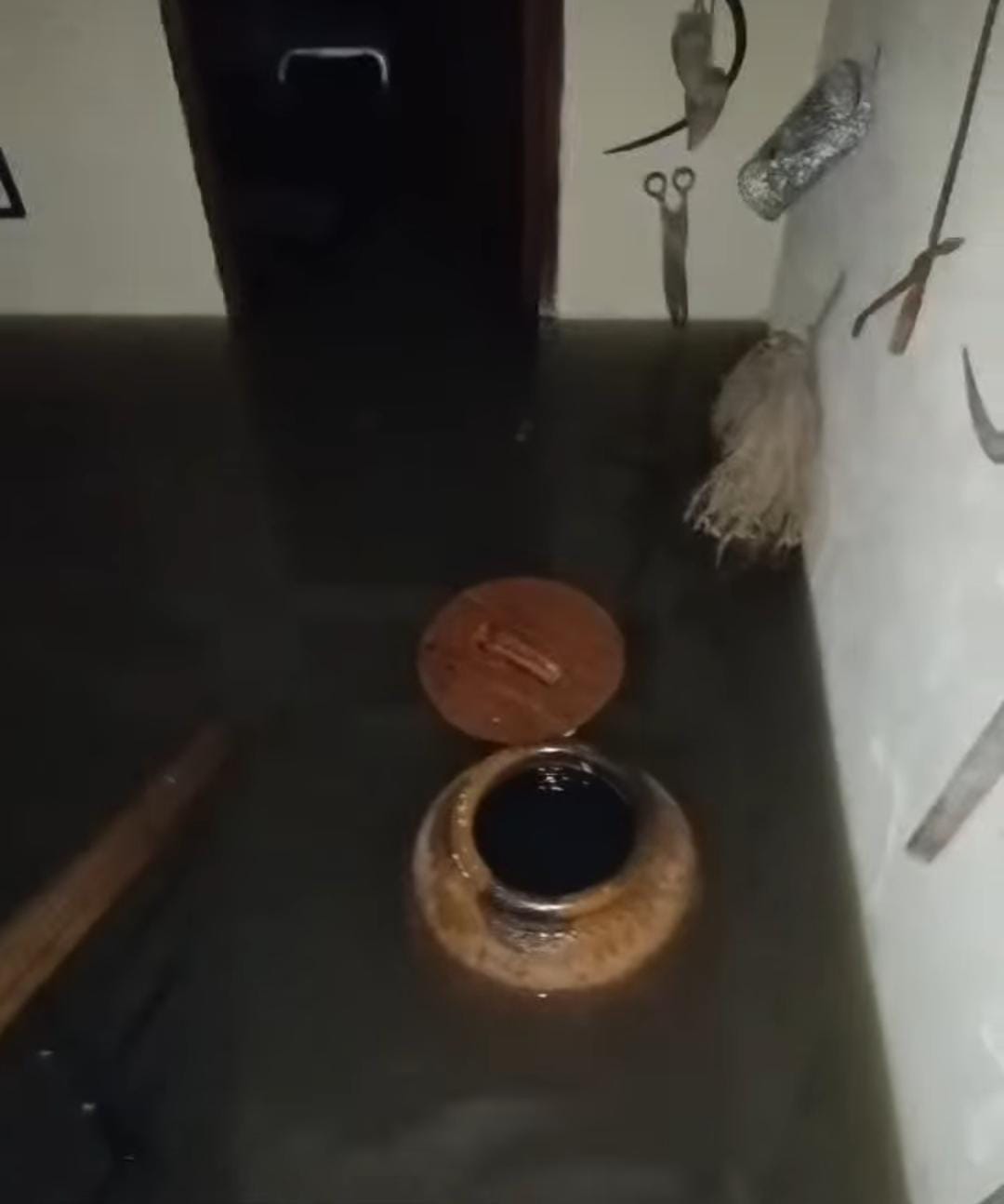 Los vecinos de Entretorres desbordados ante las inundaciones de sus casas Los vecinos de Entretorres desbordados ante las inundaciones de sus casas