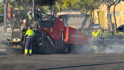 Trabajos reasfaltado en el parque empresarial de Elche.
