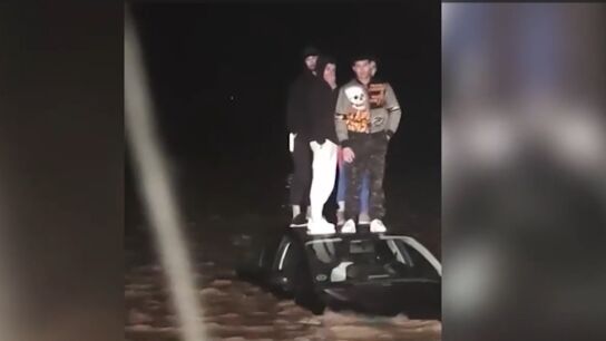 Rescatadas cuatro personas tras quedar atrapadas en su coche en el Genil a su paso por Hu&eacute;tor T&aacute;jar
