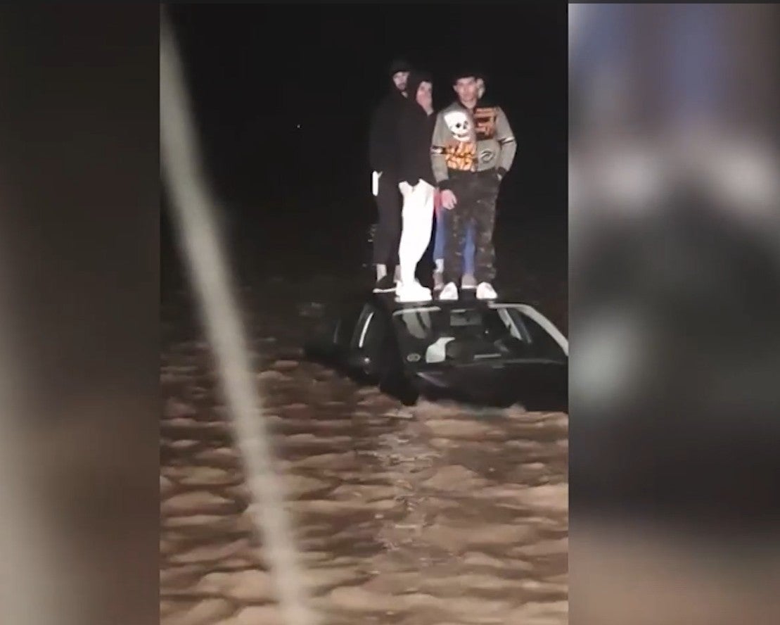 Rescatadas cuatro personas tras quedar atrapadas en su coche en el río Genil a su paso por Huétor Tájar Rescatadas cuatro personas tras quedar atrapadas en su coche en el río Genil a su paso por Huétor Tájar