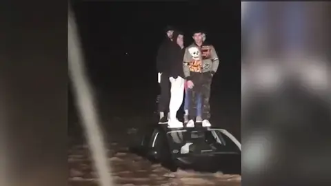 Rescatadas cuatro personas tras quedar atrapadas en su coche en el Genil a su paso por Huétor Tájar Rescatadas cuatro personas tras quedar atrapadas en su coche en el Genil a su paso por Huétor Tájar