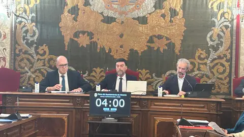 Pleno de "caras largas": Luis Barcala (centro) Pleno de "caras largas": Luis Barcala (centro)