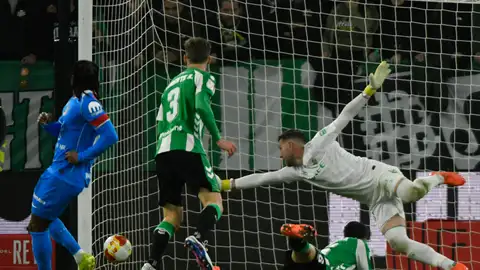 El portero del Real Betis, Adrián San Miguel (detrás) encaja el tercer gol, obra de Ademola Lookman (i) durante el partido de cuartos de final de la Copa del Rey que Real Betis y Atlético de Madrid disputan este jueves en el estadio de La Cartuja, en Sevilla El portero del Real Betis, Adrián San Miguel (detrás) encaja el tercer gol, obra de Ademola Lookman (i) durante el partido de cuartos de final de la Copa del Rey que Real Betis y Atlético de Madrid disputan este jueves en el estadio de La Cartuja, en Sevilla