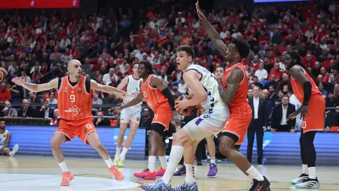 Un enorme Jean Montero rescata al Valencia en la pista del Hapoel Tel Aviv Un enorme Jean Montero rescata al Valencia en la pista del Hapoel Tel Aviv