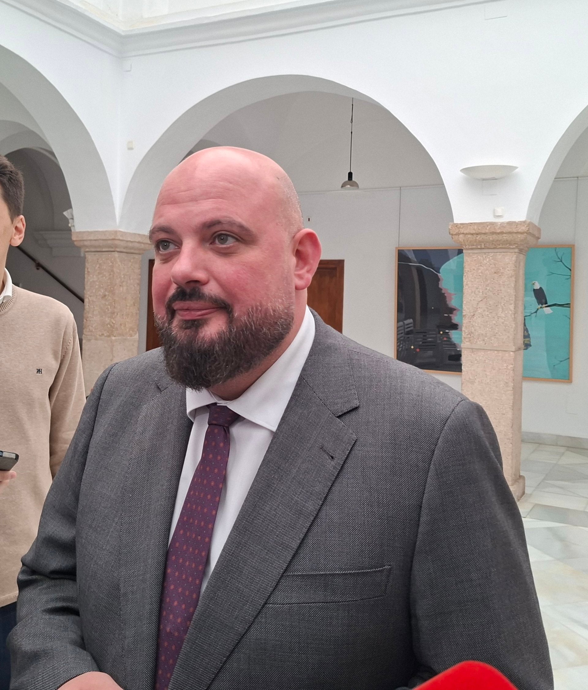 Manuel Naharro asegura que el próximo día 10 habrá candidato a la investidura para presidir la comunidad Manuel Naharro asegura que el próximo día 10 habrá candidato a la investidura para presidir la comunidad