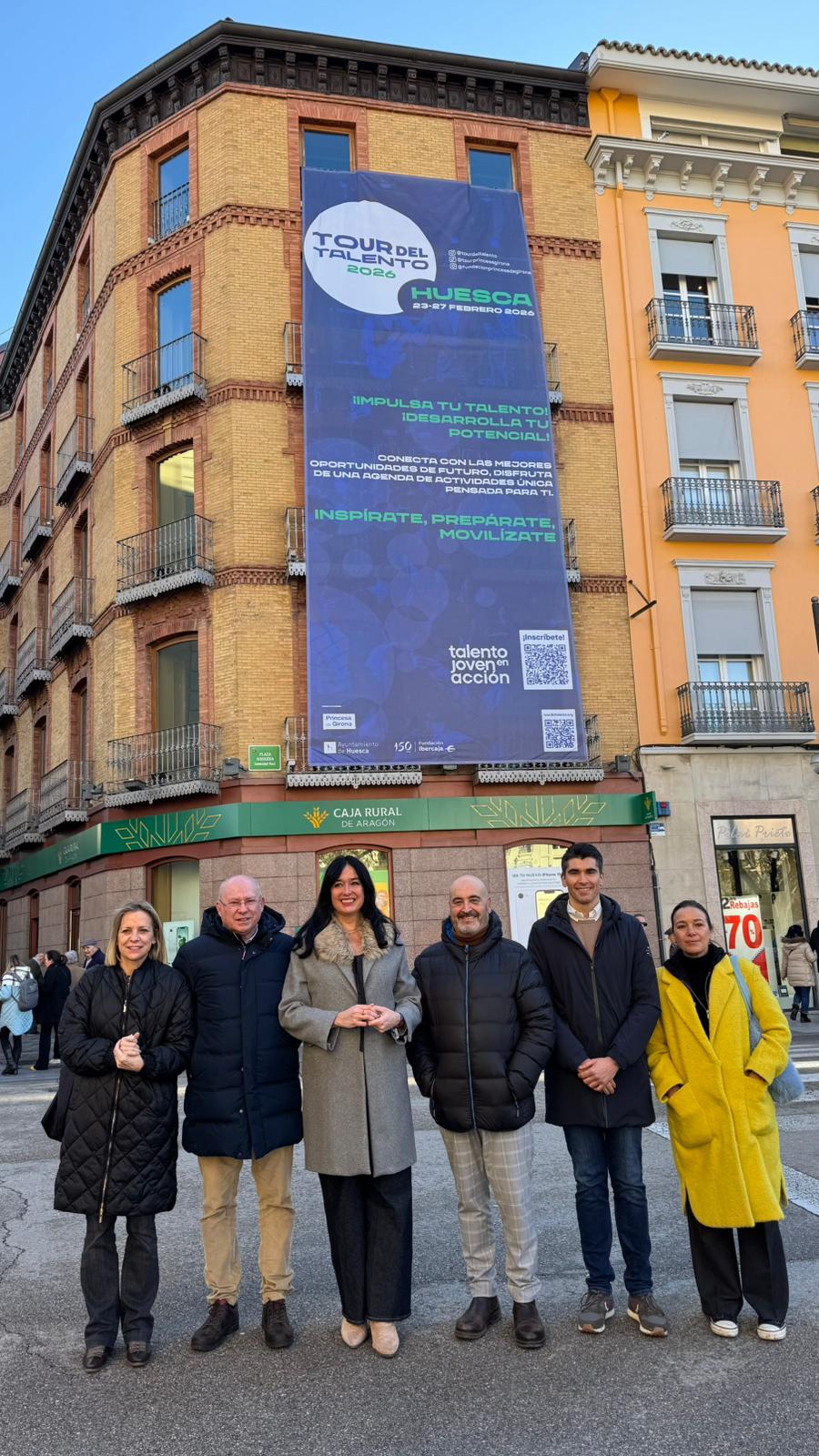 Despliegan una gran lona en el centro de Huesca para anunciar la llegada del Tour del Talento Despliegan una gran lona en el centro de Huesca para anunciar la llegada del Tour del Talento