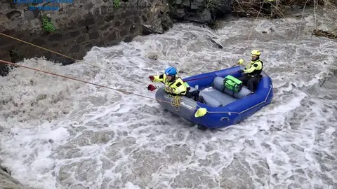 Labores de búsqueda en el río Turvilla en Sayalonga Labores de búsqueda en el río Turvilla en Sayalonga