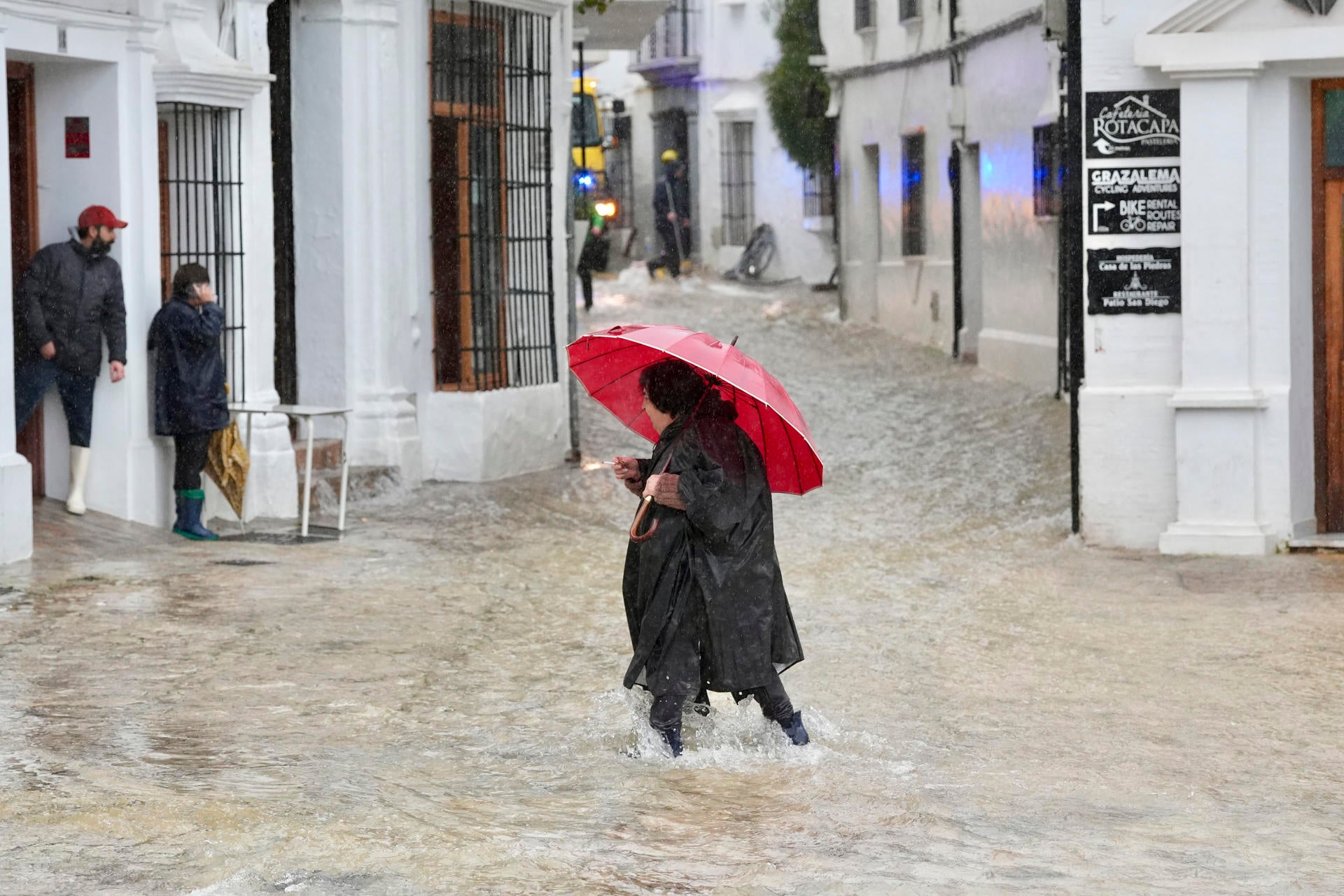 Una vecina de Grazalema (Cádiz) camina por una calle inundada debido a las intensas lluvias. Una vecina de Grazalema (Cádiz) camina por una calle inundada debido a las intensas lluvias.