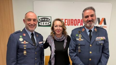 El Coronel Carlos Montemayor (derecha) y el teniente coronel Alejandro Mart&iacute;n &Aacute;lvarez (izquierda) de la Base A&eacute;rea de Son San Juan, junto a la periodista Elka Dimitrova