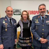 El Coronel Carlos Montemayor (derecha) y el teniente coronel Alejandro Martín Álvarez (izquierda) de la Base Aérea de Son San Juan, junto a la periodista Elka Dimitrova