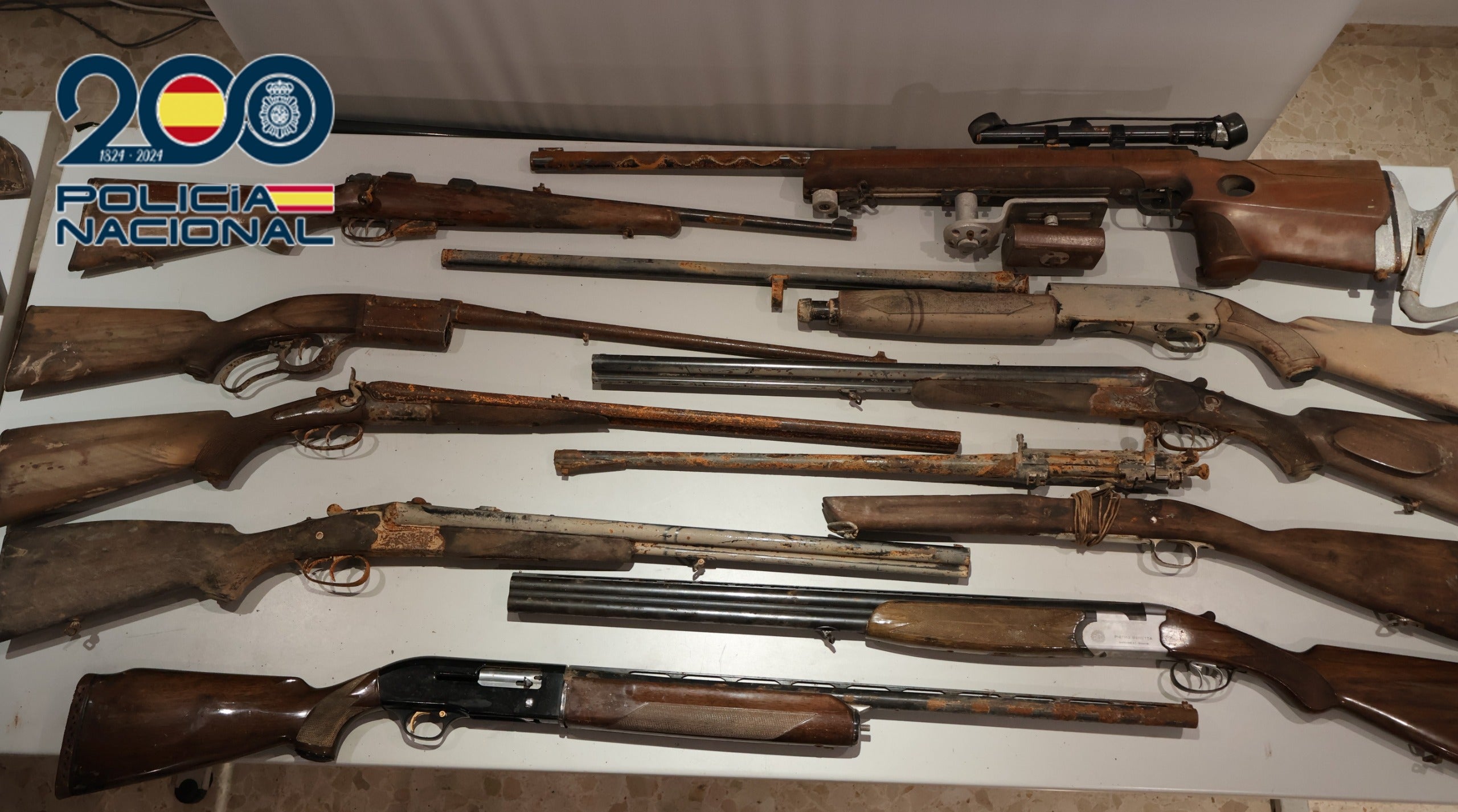 La Policía Nacional detiene en Alzira a un hombre por poseer 25 armas sin licencia La Policía Nacional detiene en Alzira a un hombre por poseer 25 armas sin licencia