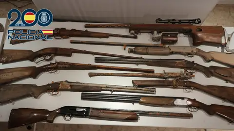 La Policía Nacional detiene en Alzira a un hombre por poseer 25 armas sin licencia La Policía Nacional detiene en Alzira a un hombre por poseer 25 armas sin licencia