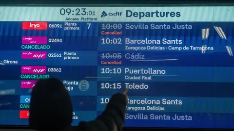Viajeros esperando para coger el tren en la estación de Atocha Viajeros esperando para coger el tren en la estación de Atocha