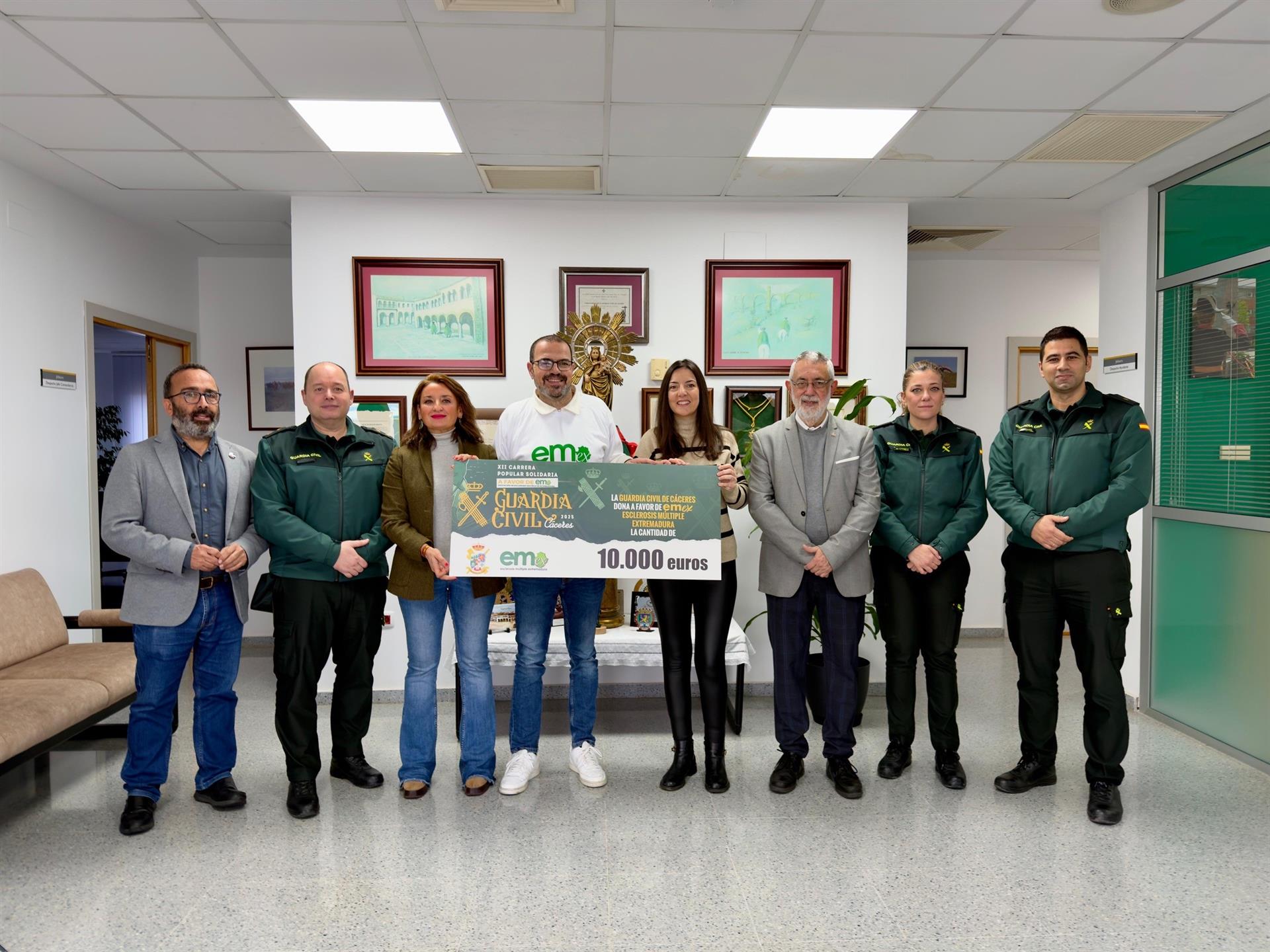La Guardia Civil de Cáceres entrega 10.000 euros de su carrera solidaria a la Asociación de Esclerosis Múltiple La Guardia Civil de Cáceres entrega 10.000 euros de su carrera solidaria a la Asociación de Esclerosis Múltiple