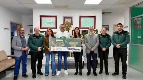 La Guardia Civil de Cáceres entrega 10.000 euros de su carrera solidaria a la Asociación de Esclerosis Múltiple La Guardia Civil de Cáceres entrega 10.000 euros de su carrera solidaria a la Asociación de Esclerosis Múltiple