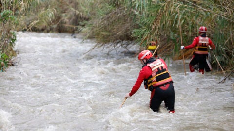 Aparece un cad&aacute;ver en M&aacute;laga, mientras el temporal pone los cauces de los r&iacute;os al l&iacute;mite/ EFE/ Jorge Zapata