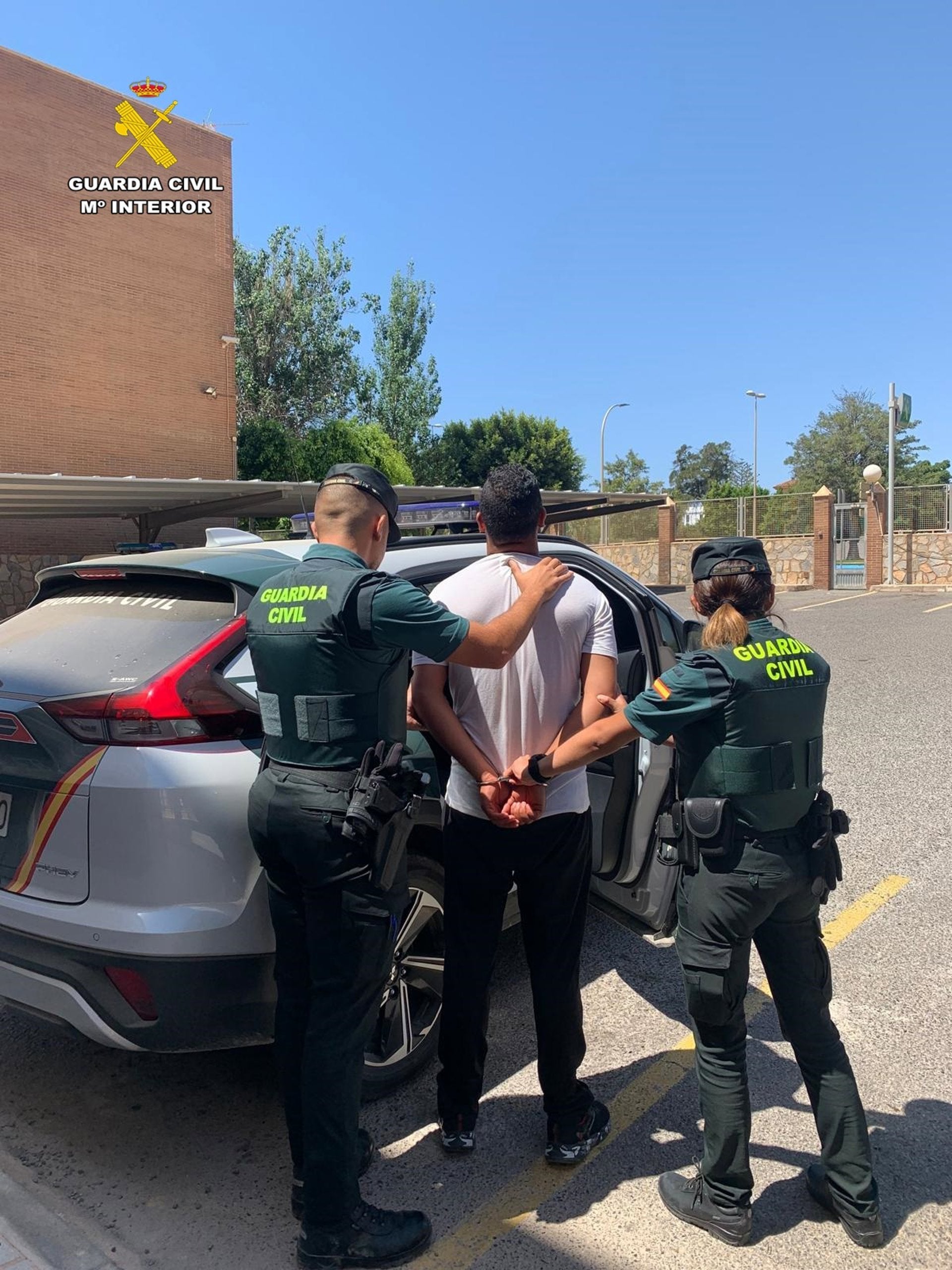 Detenidas dos personas por una oleada de robos y daños en establecimientos de la Vall d’Uixó y Burriana Detenidas dos personas por una oleada de robos y daños en establecimientos de la Vall d’Uixó y Burriana