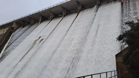 Torre de Abraham desembalsando agua Torre de Abraham desembalsando agua