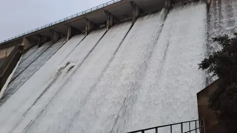 Torre de Abraham está ya desembalsando agua Torre de Abraham está ya desembalsando agua