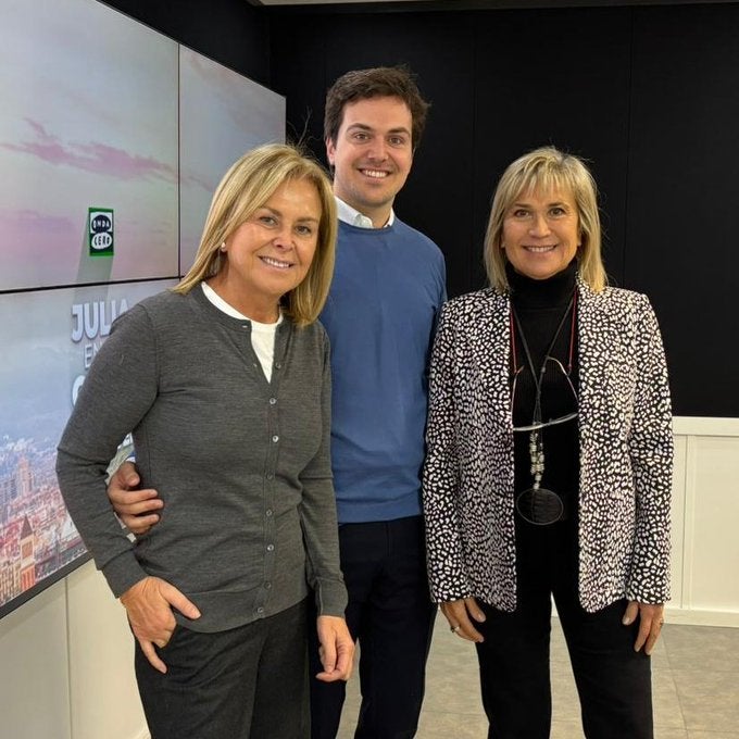 Rosa Clará (izq.) y su hijo junto a Julia Otero en los estudios de Onda Cero Barcelona Rosa Clará (izq.) y su hijo junto a Julia Otero en los estudios de Onda Cero Barcelona